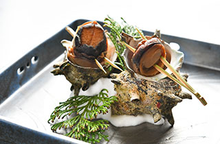 香ばしく！活サザエのつぼ焼き