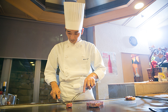 料理するシェフ