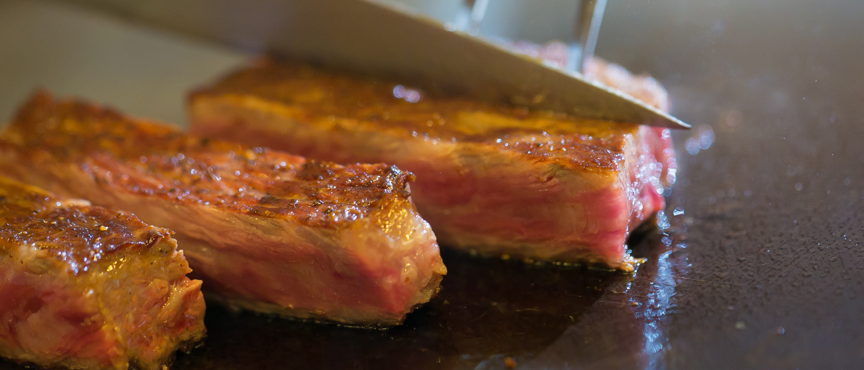 旨みタップリ！鳥取県産和牛の「ロースステーキ」鉄板調理