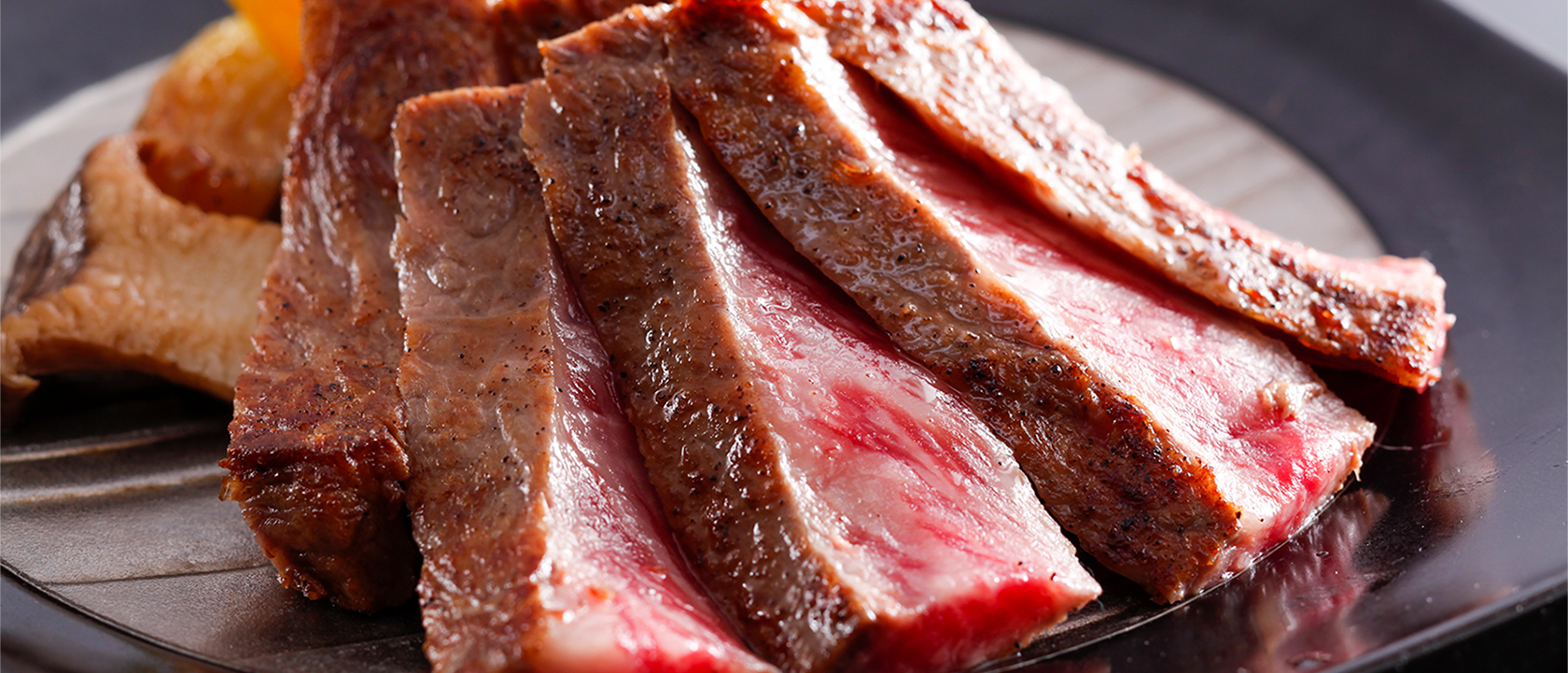 旨みタップリ！鳥取県産和牛の「ロースステーキ」盛り付け